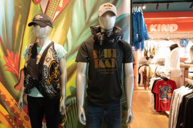 SINGAPORE - 25 AĞUSTOS 2024: Singapur 'daki Changi Uluslararası Havaalanı Terminal 2' deki Hard Rock Kafe Rock Dükkanı 'nda giyilen mankenler.