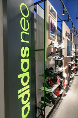 Shenzhen, Çin - Şubat 06, 2019: UpperHills alışveriş merkezindeki Adidas mağazasının iç çekimi. Adidas, erkek, kadın ve çocuklar için spor giysileri, ayakkabı ve aksesuarlar sunan bir Alman markasıdır.