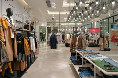 Shenzhen, Çin - Şubat 06, 2019: 9 Square alışveriş merkezindeki bir Vero Moda mağazasının iç çekimi. Vero Moda kadınlar için çeşitli kıyafetler sunar.