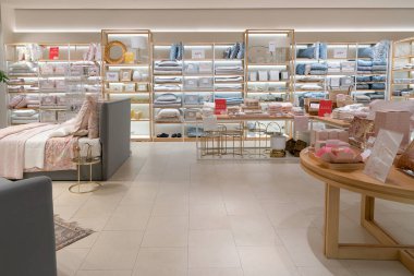 Shenzhen, Çin - Şubat 06, 2019: UpperHills alışveriş merkezindeki Zara Home mağazasının iç çekimi. Zara Evi çok çeşitli ev eşyaları ve dekorasyon ürünleri sunuyor..