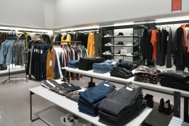 Shenzhen, Çin - Şubat 06, 2019: UpperHills alışveriş merkezinde bir Zara mağazasının içi. Zara, erkek, kadın ve çocuklara giysi, ayakkabı ve aksesuar sunan İspanyol bir perakendecidir..