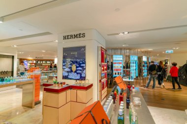 Hong Kong, Çin - 02 Şubat 2019: Hermes ürünleri Harbour City, Hong Kong 'da bir perakende satış alanında sergilendi.