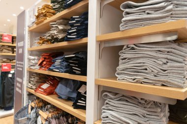 Shenzhen, Çin - Şubat 06, 2019: Giysiler UpperHills alışveriş merkezindeki Uniqlo mağazasında sergileniyor. Uniqlo, erkek, kadın ve çocuklara giysi ve aksesuar sunan bir Japon markasıdır..
