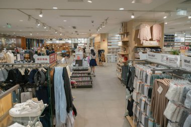 Shenzhen, Çin - Şubat 06, 2019: bir Muji mağazasının içi. Muji, minimalist ve işlevsel tasarımıyla tanınan bir Japon perakende markasıdır..