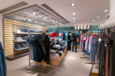 Hong Kong, Çin - 2 Şubat 2019: Hong Kong 'da Calvin Klein kot mağazasında çeşitli kıyafetler sergilendi.