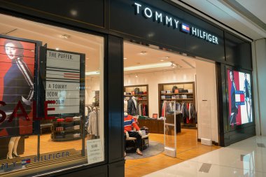 Shenzhen, Çin - 6 Şubat 2019: 9 Square alışveriş merkezindeki Tommy Hilfiger mağazasının vitrini. Tommy Hilfiger, PVH Şirketi 'nin sahibi olduğu bir Amerikan giyim markası..
