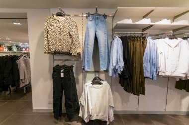 Hong Kong, Çin - 2 Şubat 2019: Hong Kong 'da bir H ve M mağazasında çeşitli kıyafetler sergilendi.