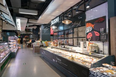Shenzhen, Çin - Şubat 06, 2019: UpperHills alışveriş merkezindeki Ole 'Food Hall' un iç çekimi. Ole 'Food Hall çeşitli taze ürünler, organik ürünler ve uluslararası mutfaklar sunan bir gıda pazarıdır..