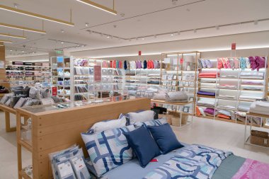 Shenzhen, Çin - Şubat 06, 2019: UpperHills alışveriş merkezindeki Zara Home mağazasının iç çekimi. Zara Evi çok çeşitli ev eşyaları ve dekorasyon ürünleri sunuyor..