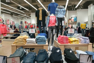 Shenzhen, Çin - Şubat 06, 2019: UpperHills alışveriş merkezindeki Gap mağazasında giyilmiş mankenler sergileniyor. Gap, Amerikalı bir giyim ve aksesuar perakendecisi..