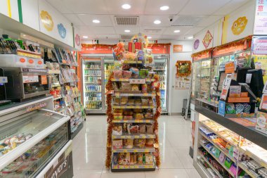 Hong Kong, Çin - 3 Şubat 2019: Hong Kong 'da bir 7-Eleven mağazasında. 7-Elevenis bir market zinciri..