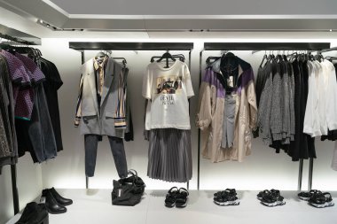 Shenzhen, Çin - Şubat 06, 2019: UpperHills alışveriş merkezindeki bir Zara mağazasında elbise askısı. Zara, erkek, kadın ve çocuklara giysi, ayakkabı ve aksesuar sunan İspanyol bir perakendecidir..