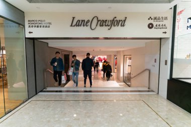 Hong Kong, Çin - 02 Şubat 2019: Harbour City alışveriş merkezindeki Lane Crawford 'un girişi.