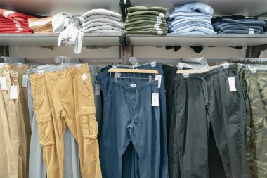 Shenzhen, Çin - Şubat 06, 2019: Mallar 9 Square alışveriş merkezindeki Old Navy mağazasında sergileniyor.