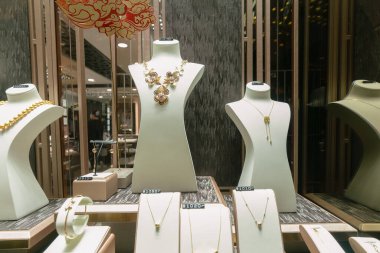Hong Kong 'daki Luk Fook kuyumcu dükkanında sergilenen çeşitli mücevherler..