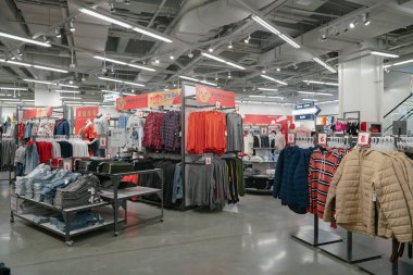 Shenzhen, Çin - Şubat 06, 2019: 9 Square alışveriş merkezindeki eski bir donanma mağazasının içi, giysi sergileri ve elbise rafları.
