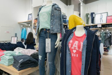 Shenzhen, Çin - Şubat 06, 2019: UpperHills alışveriş merkezindeki Gap mağazasında giyilmiş mankenler sergileniyor. Gap, Amerikalı bir giyim ve aksesuar perakendecisi..