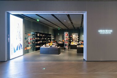Shenzhen, Çin - Şubat 06, 2019: UpperHills alışveriş merkezindeki Urban Revivo mağazasının girişi. 