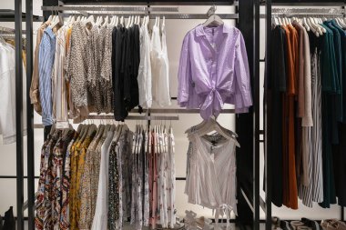 Shenzhen, Çin - Şubat 06, 2019: UpperHills alışveriş merkezindeki bir Stradivarius mağazasının iç çekimi. Stradivarius, kadınlara giysi ve aksesuar sunan İspanyol bir perakendecidir..