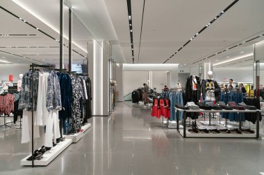 Shenzhen, Çin - Şubat 06, 2019: UpperHills alışveriş merkezinde bir Zara mağazasının içi. Zara, erkek, kadın ve çocuklara giysi, ayakkabı ve aksesuar sunan İspanyol bir perakendecidir..