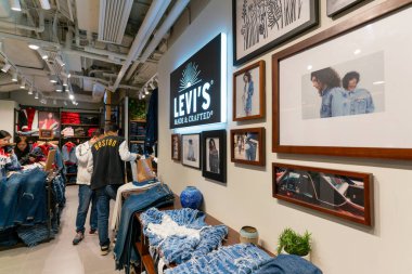 Hong Kong, Çin - 2 Şubat 2019: Hong Kong 'da bir Levi' s mağazasının iç çekimi.