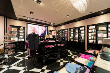 SINGAPORE - 25 Ağustos 2024: Mallar Changi Uluslararası Havaalanı 'ndaki Victoria' s Secret mağazasında sergileniyor.