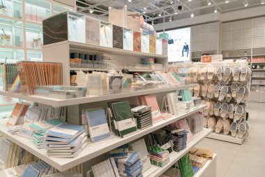 Shenzhen, Çin - Şubat 06, 2019: UpperHills alışveriş merkezindeki NO ME mağazasının iç çekimi. NO ME, eşsiz, işlevsel ev eşyaları, aksesuarlar ve giysiler sunan bir konsept mağazasıdır..