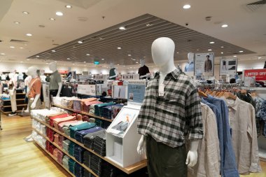 SINGAPORE - 25 Ağustos 2024: Changi Uluslararası Havaalanı 'ndaki Uniqlo mağazasında giysi sergilendi.