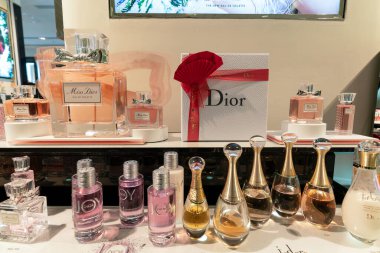 Hong Kong, Çin - 02 Şubat 2019: Harbour City alışveriş merkezindeki Lane Crawford 'da Dior ürünleri sergileniyor.