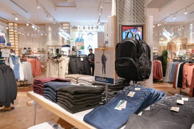 Shenzhen, Çin - Şubat 06, 2019: Giysiler UpperHills 'teki bir alışveriş merkezinde sergileniyor. Çek ve Ayı, erkek ve kadınlar için giysi ve aksesuar sunan İspanyol markasıdır..