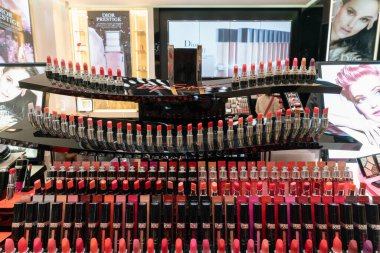 Hong Kong, Çin - 3 Şubat 2019: Hong Kong 'da bir alışveriş merkezinde çeşitli Dior rujları sergilendi