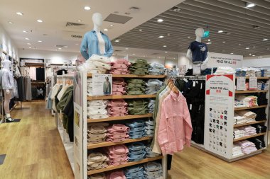 SINGAPORE - 25 Ağustos 2024: Changi Uluslararası Havaalanı 'ndaki Uniqlo mağazasında giysi sergilendi.