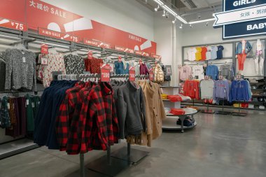 Shenzhen, Çin - Şubat 06, 2019: 9 Square alışveriş merkezindeki eski bir donanma mağazasının içi, giysi sergileri ve elbise rafları.