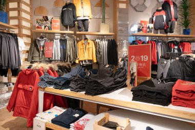 Shenzhen, Çin - Şubat 06, 2019: UpperHills alışveriş merkezindeki çekimler. Çek ve Ayı, erkek ve kadınlar için giysi ve aksesuar sunan İspanyol markasıdır..