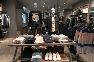 Shenzhen, Çin - Şubat 06, 2019: UpperHills alışveriş merkezindeki Jack ve Jones mağazasında çeşitli giysiler sergilendi. Jack ve Jones geniş bir yelpazede kot, ceket, gömlek, ayakkabı ve aksesuar sunuyorlar..