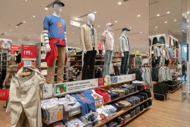 Shenzhen, Çin - Şubat 06, 2019: UpperHills alışveriş merkezindeki Uniqlo mağazasında giyilmiş mankenler sergileniyor. Uniqlo, erkek, kadın ve çocuklara giysi ve aksesuar sunan bir Japon markasıdır..