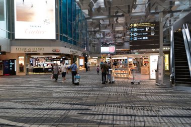 SINGAPORE - 25 AĞUSTOS 2024: Singapur 'daki Changi Uluslararası Havaalanı' nın içini geniş açılı görüş