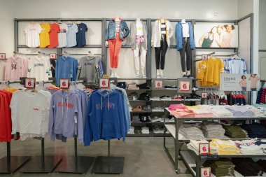 Shenzhen, Çin - Şubat 06, 2019: 9 Square alışveriş merkezindeki eski bir donanma mağazasının içi, giysi sergileri ve elbise rafları.