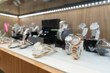 Shenzhen, Çin - Şubat 06, 2019: UpperHills alışveriş merkezindeki City Chain mağazasında çeşitli saatlerin yakın çekimi. Şehir Zinciri saat, kol saati ve kronometre seçenekleri sunar.