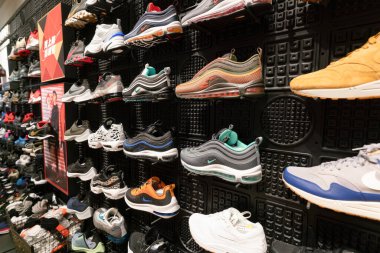 HONG KONG, ÇİN - ŞUBAT 01, 2019: Hong Kong 'daki bir Nike mağazasının içi.