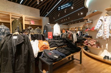 HONG KONG, ÇİN - ŞUBAT 01, 2019: Hong Kong 'daki TopFeeling giyim mağazasının içi.