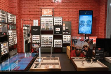 Shenzhen, Çin - Şubat 06, 2019: UpperHills alışveriş merkezindeki Ray-Ban mağazasının iç çekimi. Ray-Ban, güneş gözlüğü ve optik çerçeveler de dahil olmak üzere çeşitli gözlük ürünleri sunuyor.