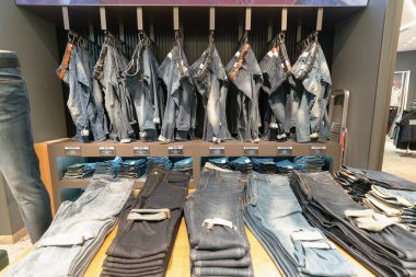 HONG KONG, ÇİN - ŞUBAT 01, 2019: Hong Kong 'daki Jack ve Jones mağazasının içi.