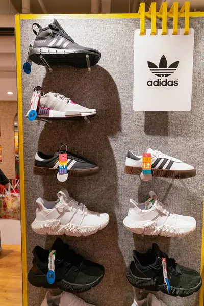 Hong Kong, Çin - 2 Şubat 2019: Hong Kong 'da bir mağazada çeşitli ayakkabılar sergilendi.