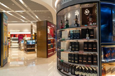 SINGAPORE - 25 AĞUSTOS 2024: Singapur 'daki Changi Uluslararası Havalimanı' nda çeşitli alkollü içecekler sergilenmektedir..