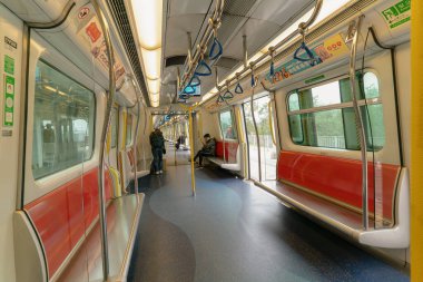 HONG KONG, ÇİN - ŞUBAT 01, 2019: Doğu Demiryolu hattındaki bir MTR treninin içinde. MTR (Mass Transit Demiryolu) Hong Kong 'a hizmet veren büyük bir toplu taşıma ağıdır..