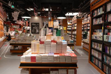Shenzhen, Çin - Şubat 06, 2019: Shenzhen 'deki Sisyphe Kitapevi' nin iç çekimleri. Sisyphe geniş bir kitap koleksiyonu sunan bir kitapçı..