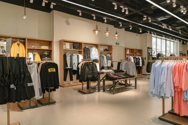 Shenzhen, Çin - Şubat 06, 2019: UpperHills alışveriş merkezindeki Topfeeling mağazasının iç çekimi.