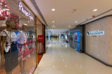 Hong Kong, Çin - 2 Şubat 2019: Hong Kong 'da bir alışveriş merkezinin içindeki Sekizinci Aşama mağazasının yakın çekimi. Sekizinci Aşama İngiliz kadın giyim markası..