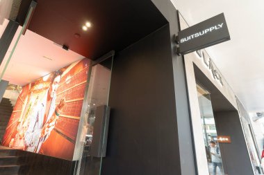 Hong Kong, Çin - 3 Şubat 2019: Hong Kong Suitsupply mağazasının girişi.